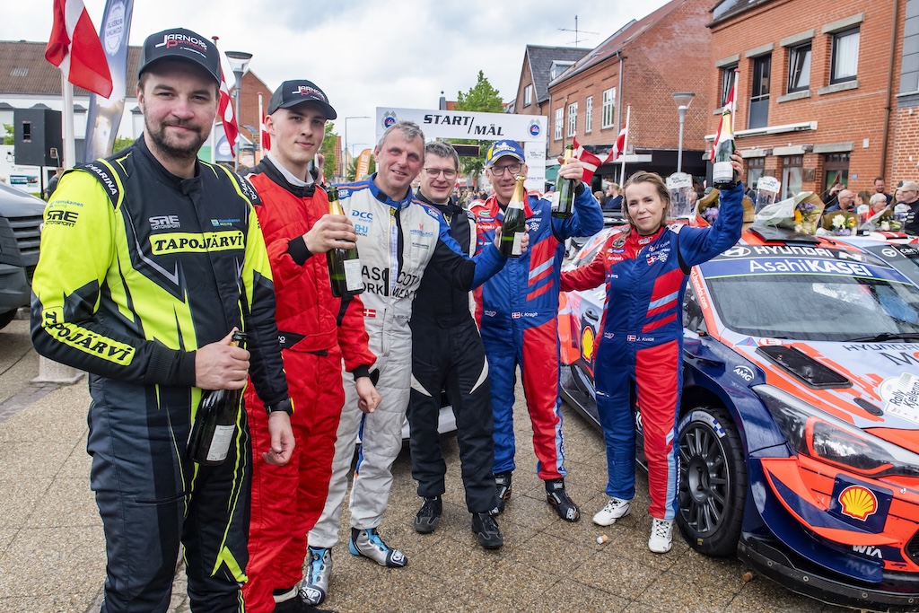 De tre bedste mandskaber generelt i Rally Kjellerup: F.v. toerne Juho-Ville Koskela/Jarno Pentinpuro, vinderne Esben Hegelund/Karsten Isaksen og treerne Ib Kragh/Jeannette Kvick.
(Foto: Jokum Tord Larsen)